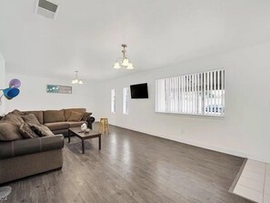 Smart-tv, dvd-afspiller, stereoanlæg, computerskærme