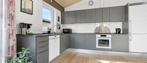 ثلاجة، فرن، موقد طهي مسطح، غسالة أطباق