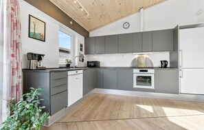 Kjøleskap, ovn, kokeplater og oppvaskmaskin