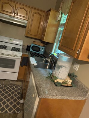 Fridge, microwave, oven, stovetop - Cozy country stay centrally located to entertainment, adventure and good food! (Anniston)