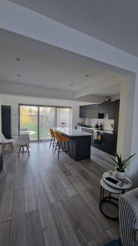 15 minutes from famous Wimbledon, an inviting family home nestled away 