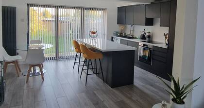 15 minutes from famous Wimbledon, an inviting family home nestled away