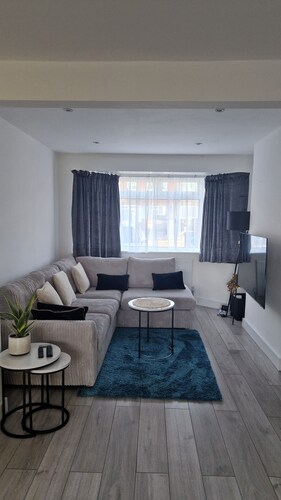 15 minutes from famous Wimbledon, an inviting family home nestled away 