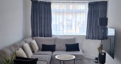 15 minutes from famous Wimbledon, an inviting family home nestled away