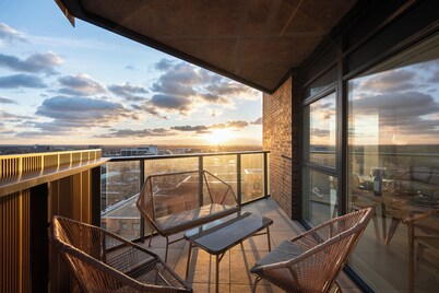 Sunset Retreat: Heathrow/Twickenham and Rugby Stadium. Great transport links.