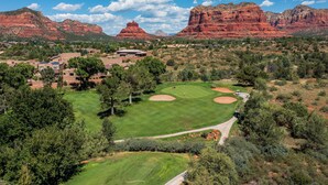 A golf course with red rock formations in the background. - Red Rock Views! Pool~Pickleball~Hike~Golf, Deck Overlooks the 9th Green! Sedona (Sedona)