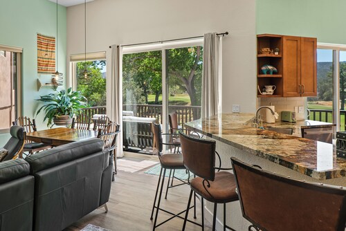 Red Rock Views! Pool~Pickleball~Hike~Golf, Deck Overlooks the 9th Green! Sedona