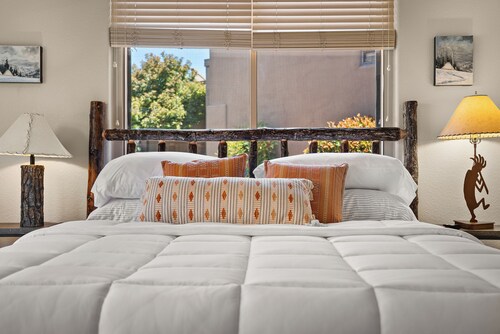 Red Rock Views! Pool~Pickleball~Hike~Golf, Deck Overlooks the 9th Green! Sedona