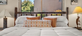 Red Rock Views! Pool~Pickleball~Hike~Golf, Deck Overlooks the 9th Green! Sedona