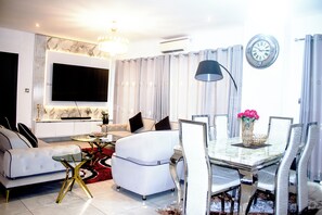 Living area - Immaculate Beauty Gem Location Pools Gym (Accra)