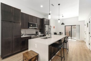 Private kitchen - Luxury townhome Next to Henry Ford Hospital Campus (Detroit)