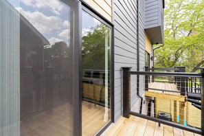 Property grounds - Luxury townhome Next to Henry Ford Hospital Campus (Detroit)