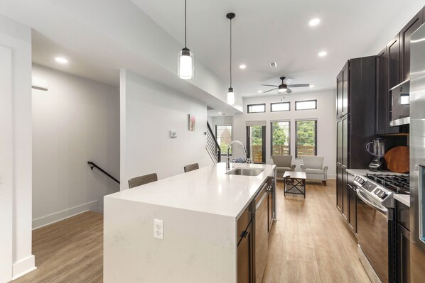 Private kitchen - Luxury townhome Next to Henry Ford Hospital Campus (Detroit)