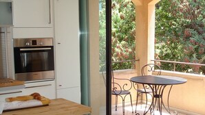 Una cucina moderna con forno integrato e zona pranzo con tavolo e sedie.