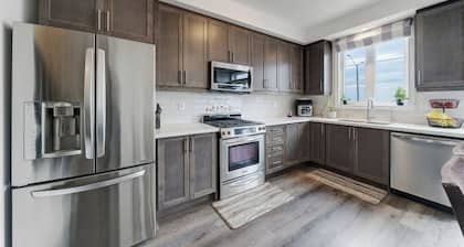 Whole House 4 BR 3.5 WR, 2 km to H.W 403 & Downtown