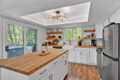 Private Jacuzzi, Firepit, Grill, Backyard entrance to East Lake, Tennis, Basketball, Soccer, Volleyball!