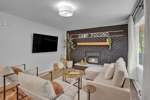 Smart TV, caminetto, videogiochi, studio