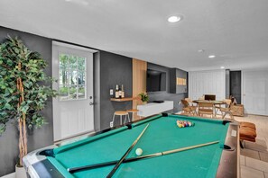 Games room - Private Jacuzzi, Firepit, Grill, Backyard entrance to East Lake, Tennis, Basketball, Soccer, Volleyball! (Tobyhanna Township)