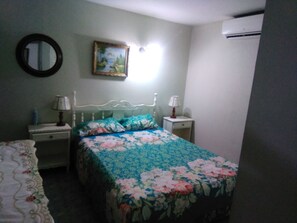 1 bedroom, iron/ironing board, WiFi, bed sheets - COMFORTABLE APARTMENT WITH BEDROOM, LIVING ROOM, KITCHEN  (Kingston8)