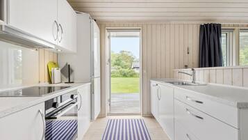 Kylskåp, spishäll, diskmaskin och kaffe- och tebryggare