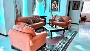 A living room with a sofa set, a coffee table, and a patterned rug. - Departamento Centrico en Loja (Loja)