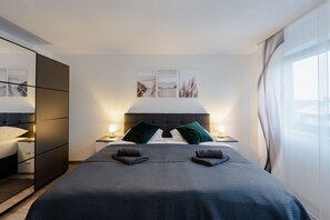 1 quarto, escrivaninha, ferros/tábuas de passar roupa, berço de viagem