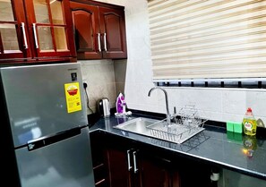 Cookware/dishes/utensils - Modern Comfy & Quiet  Close to Highway  (Adentan)