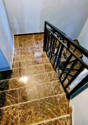 Staircase - Modern Comfy & Quiet Close to Highway (Adentan)