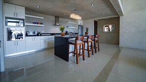Cafetera y tetera, refrigerador, microondas y horno