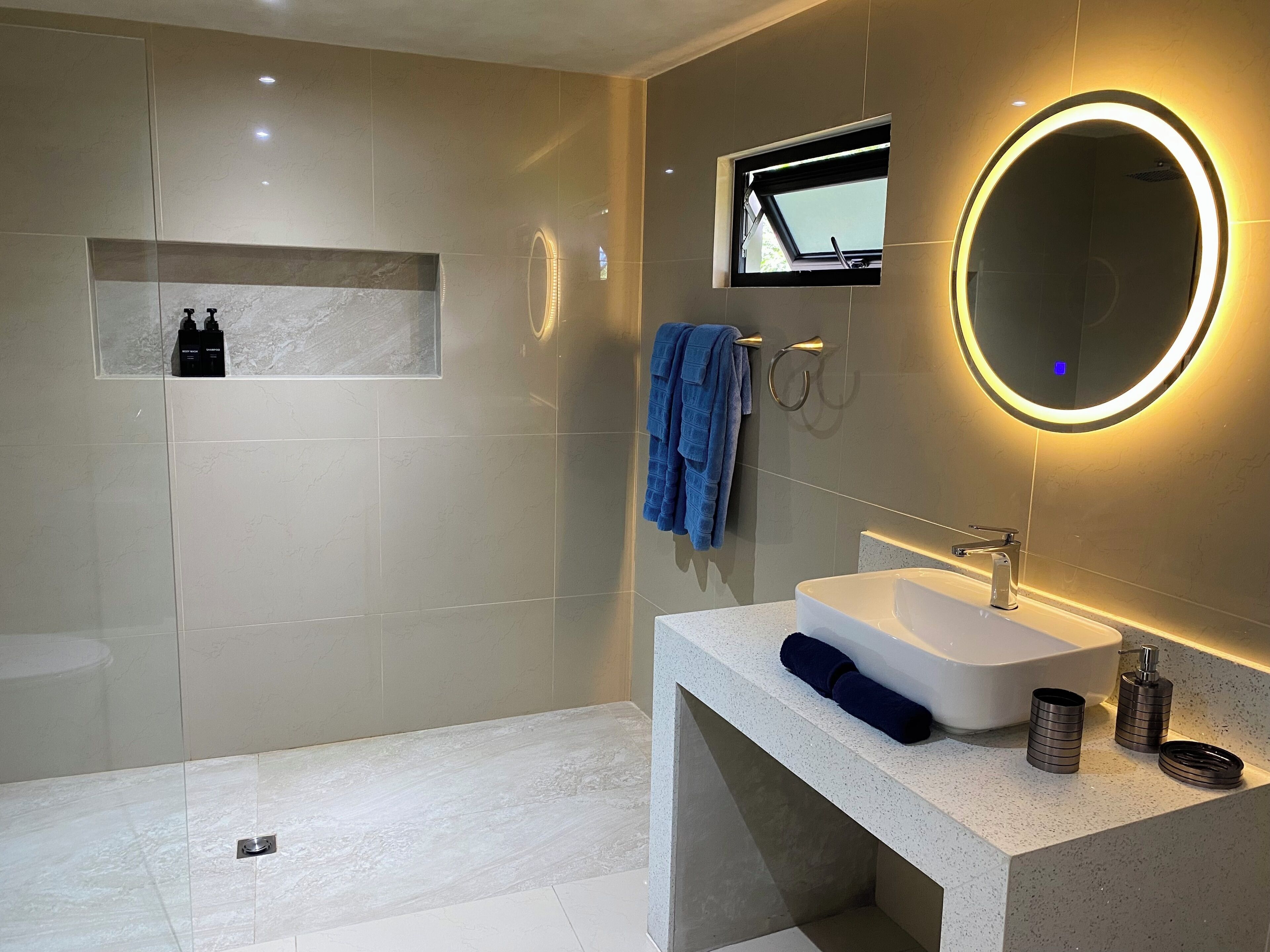 Een douche, een haardroger, handdoeken, zeep