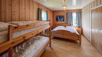 4 bedrooms, travel crib, free WiFi, bed sheets