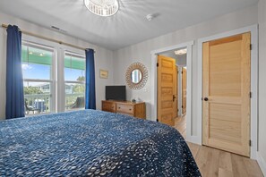 6 Schlafzimmer, Schreibtisch, Bügeleisen/Bügelbrett, Reisekinderbett