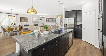 Airport/New/Clean/Large Space/King Bed/3 TVS