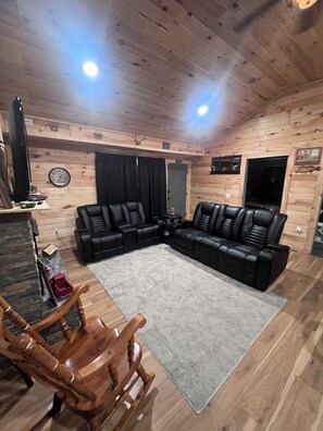 TV connectée, cheminée, livres