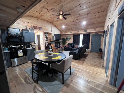 Charming cabin retreat: cozy, scenic, and perfect for a relaxing getaway!