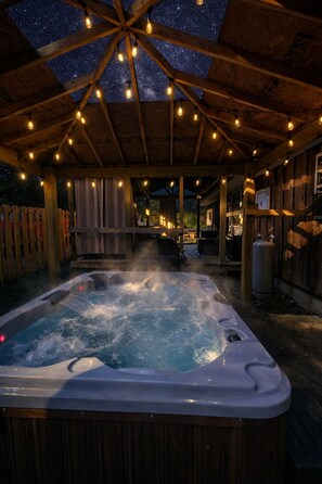 Outdoor spa tub - Charming cabin retreat: cozy, scenic, and perfect for a relaxing getaway! (London)