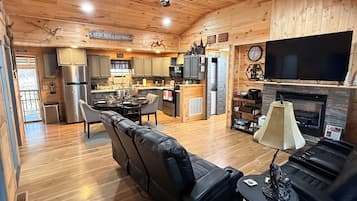 Smart TV, caminetto, libri