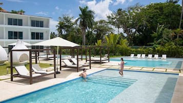 12 outdoor pools, free cabanas, pool umbrellas