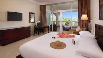 Deluxe Suite, 1 King Bed, Kitchen | In-room safe, iron/ironing board