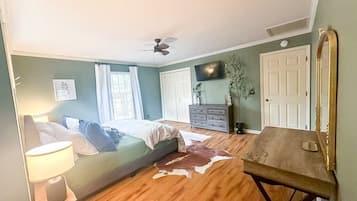 4 slaapkamers, een bureau, een strijkplank/strijkijzer, gratis wifi