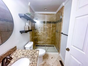 Ducha, secador de pelo, toallas, jabón