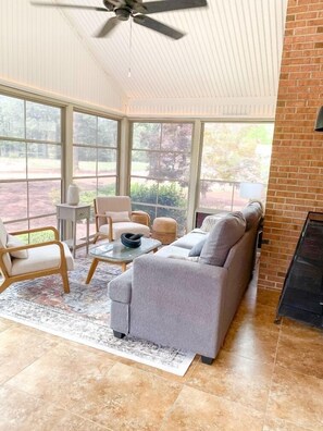 Smart-TV, bøker og PC-skjermer