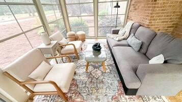 Smart-tv, boeken en een computerscherm