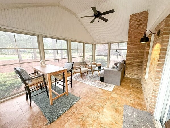 Smart-TV, bøker og PC-skjermer