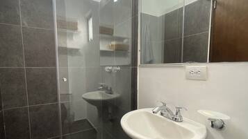 Apartment | Bathroom | Free toiletries