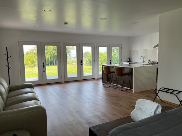 المنشأة من الداخل