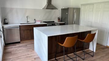 Een koelkast, een microgolfoven, een oven, een kookplaat
