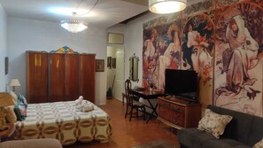 2 bedrooms, desk, iron/ironing board, WiFi