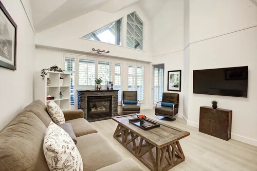 3 Bedroom/2BA condo steps to Blackcomb Gondola