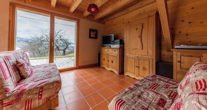Apartamento 'La Grange Aux Ecureuils 4 Pers' con vistas a la montaña, terraza y jardín privado